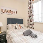 Newly Refurbed 5 Bed House With Free Parking N Dryer