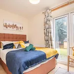 Newly Refurbed 5 Bed House With Free Parking N Dryer