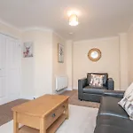 Newly Refurbed 5 Bed House With Free Parking N Dryer
