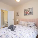 Newly Refurbed 5 Bed House With Free Parking N Dryer
