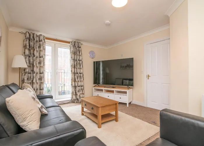 Newly Refurbed 5 Bed House With Free Parking N Dryer