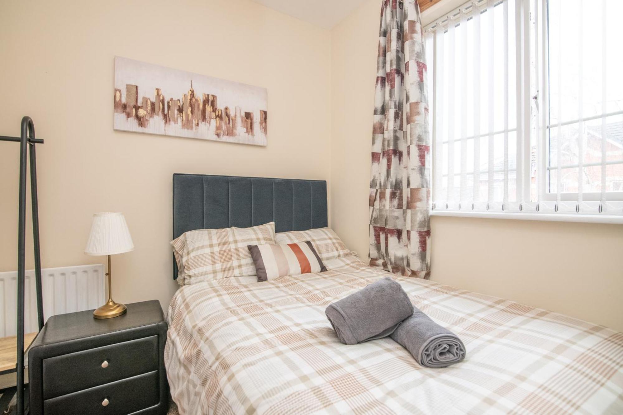 Newly Refurbed 5 Bed House With Free Parking N Dryer Holiday home