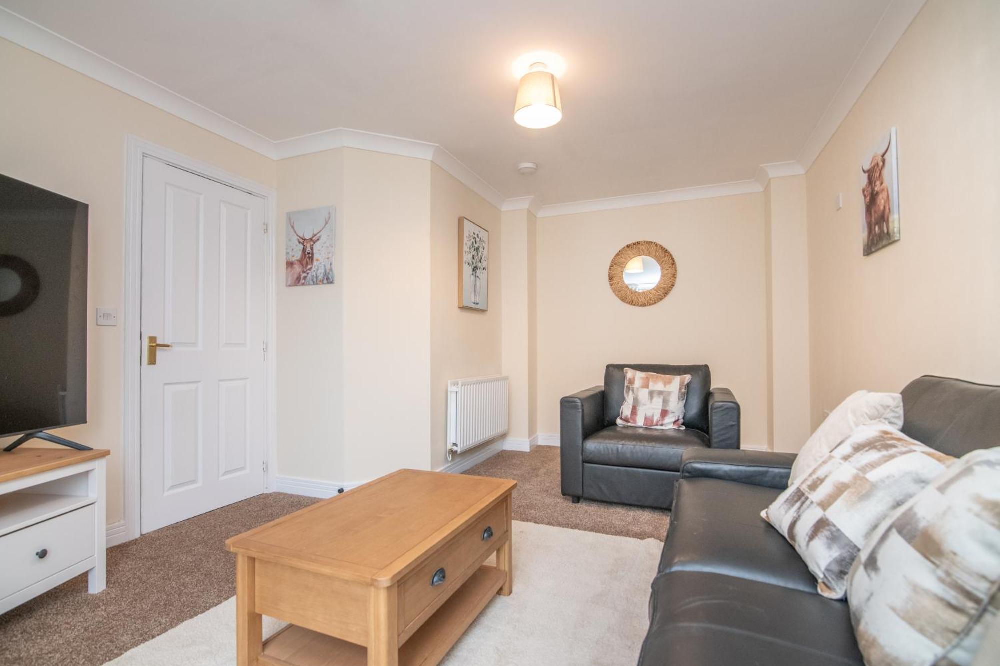 Newly Refurbed 5 Bed House With Free Parking N Dryer