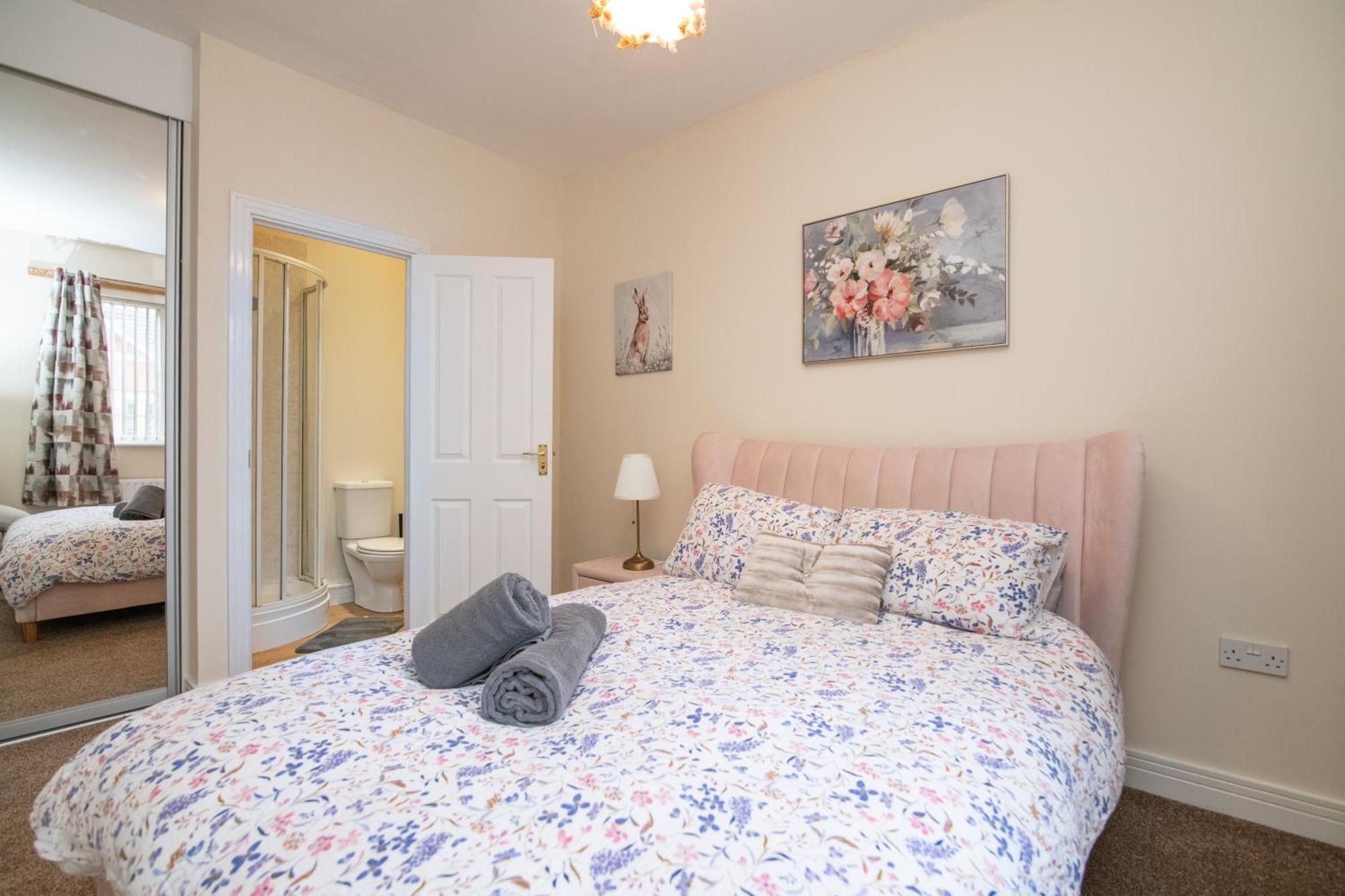 Holiday home Newly Refurbed 5 Bed House With Free Parking N Dryer *