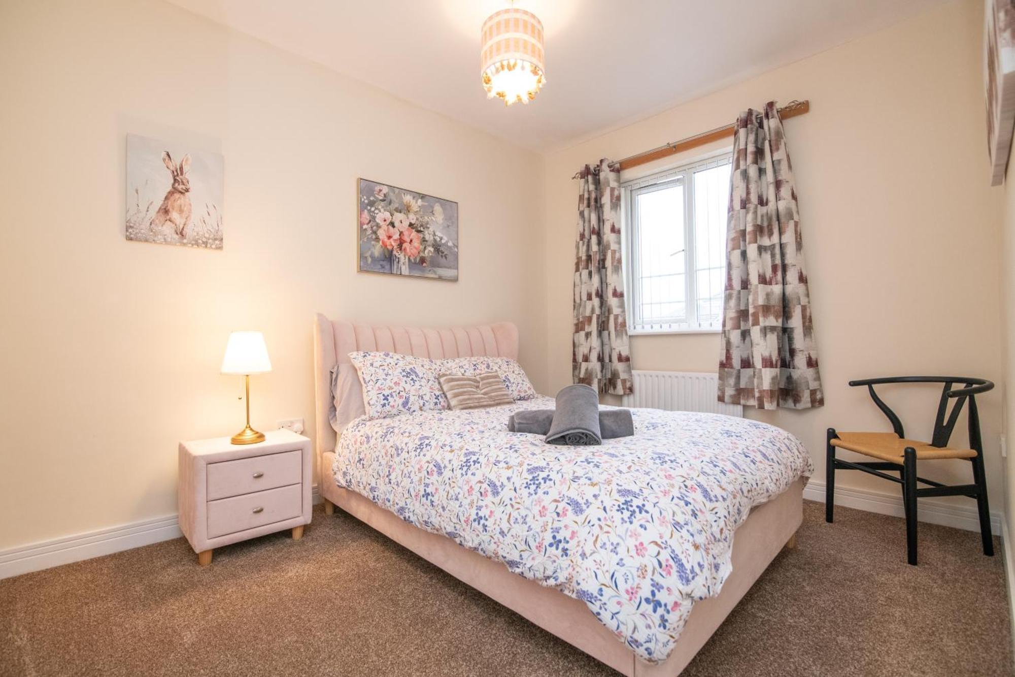 Newly Refurbed 5 Bed House With Free Parking N Dryer * Birmingham