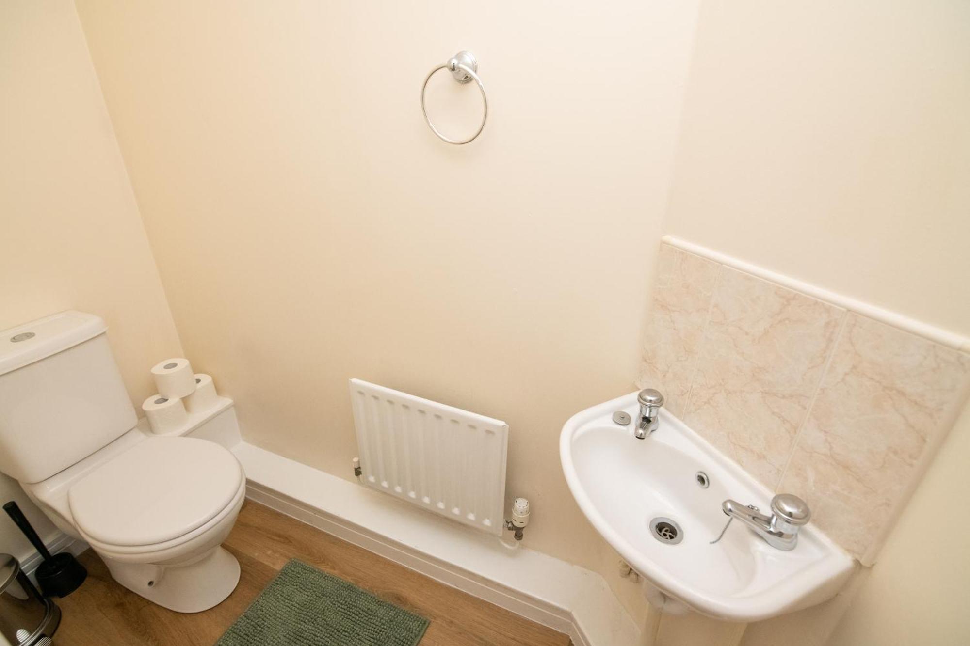 Holiday home Newly Refurbed 5 Bed House With Free Parking N Dryer *