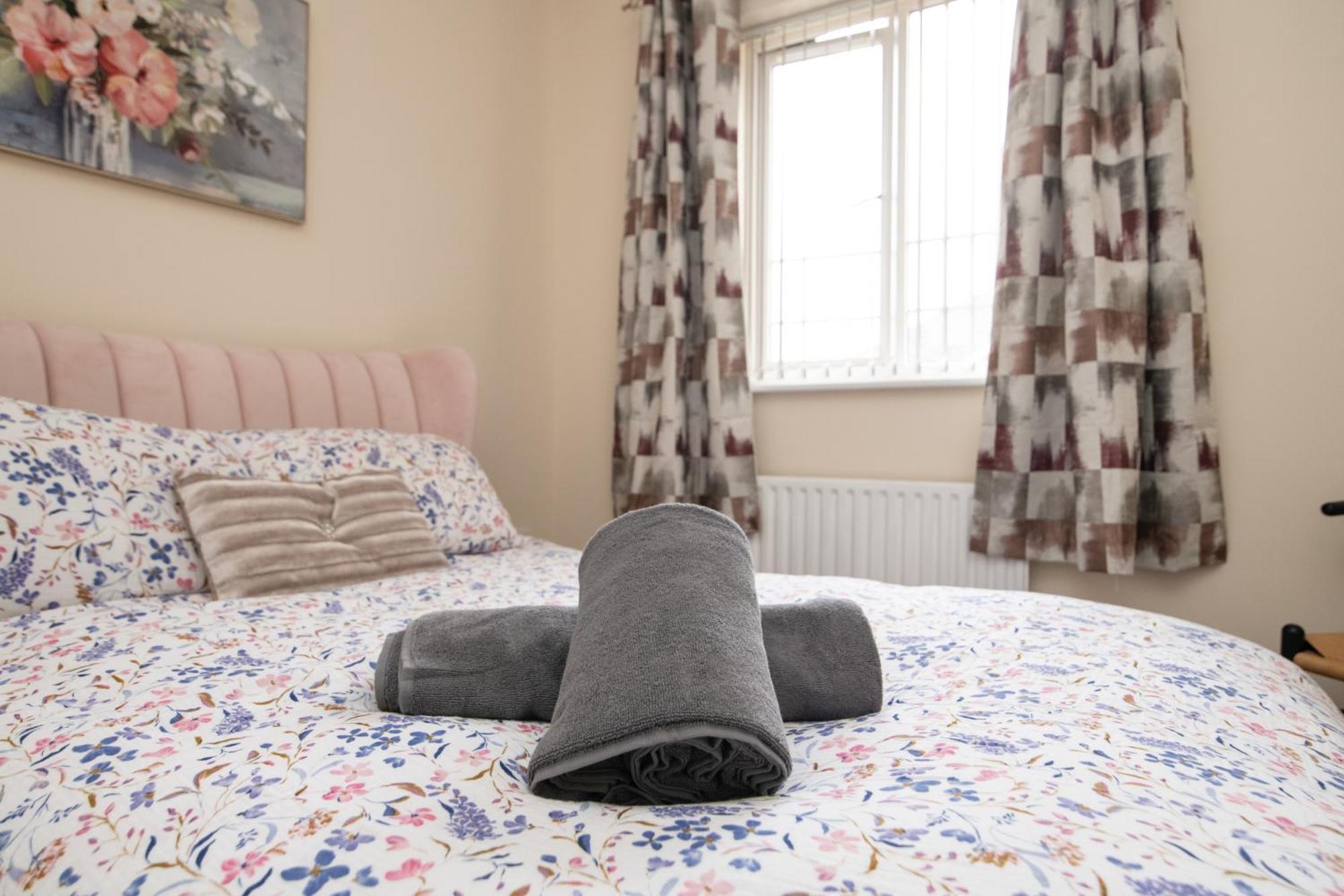Newly Refurbed 5 Bed House With Free Parking N Dryer *