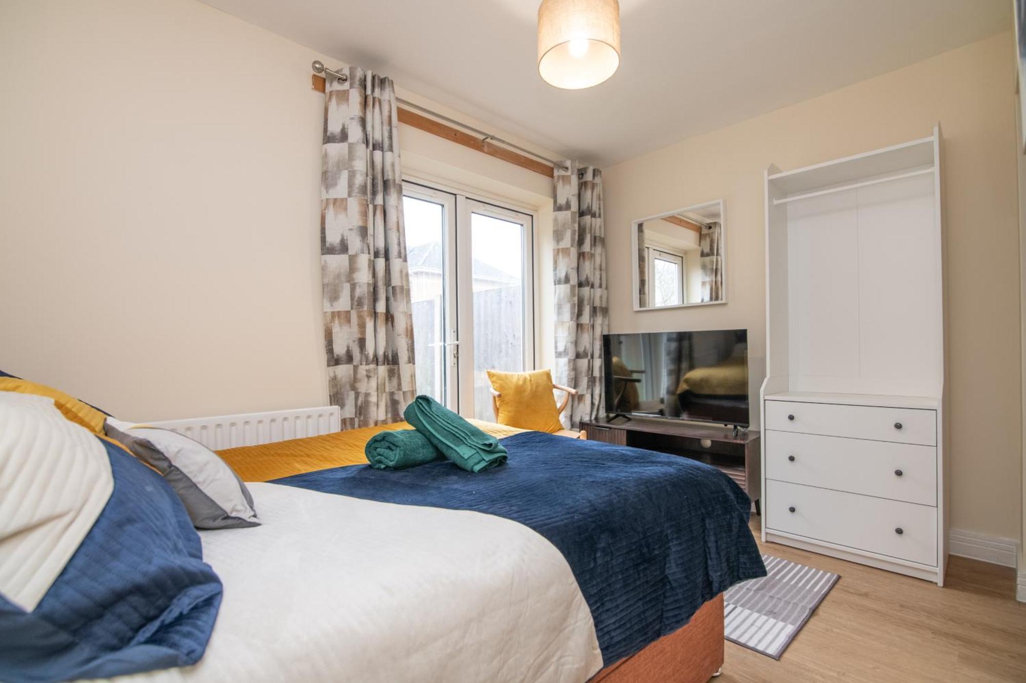 Newly Refurbed 5 Bed House With Free Parking N Dryer Birmingham