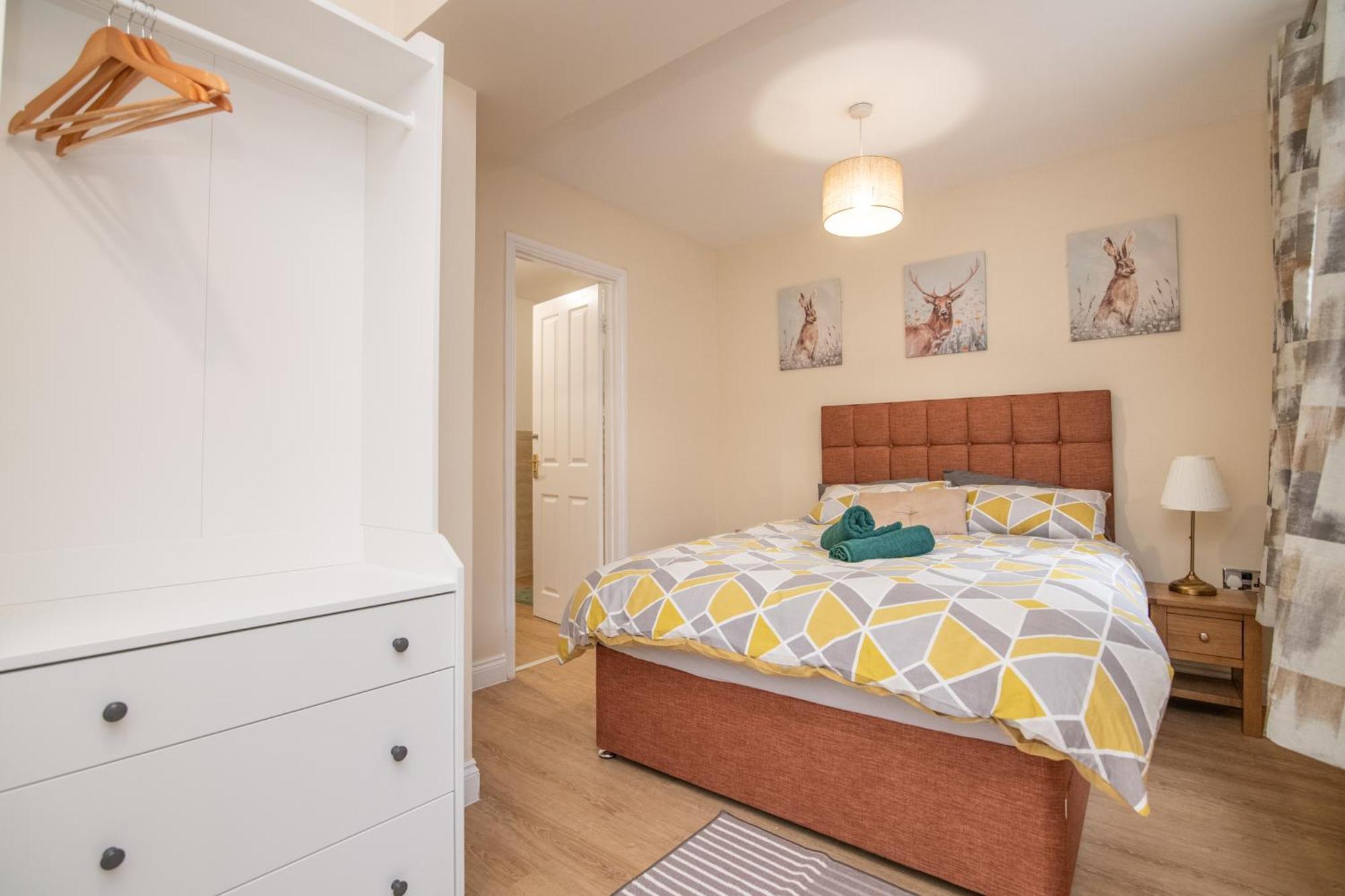 Newly Refurbed 5 Bed House With Free Parking N Dryer * Birmingham