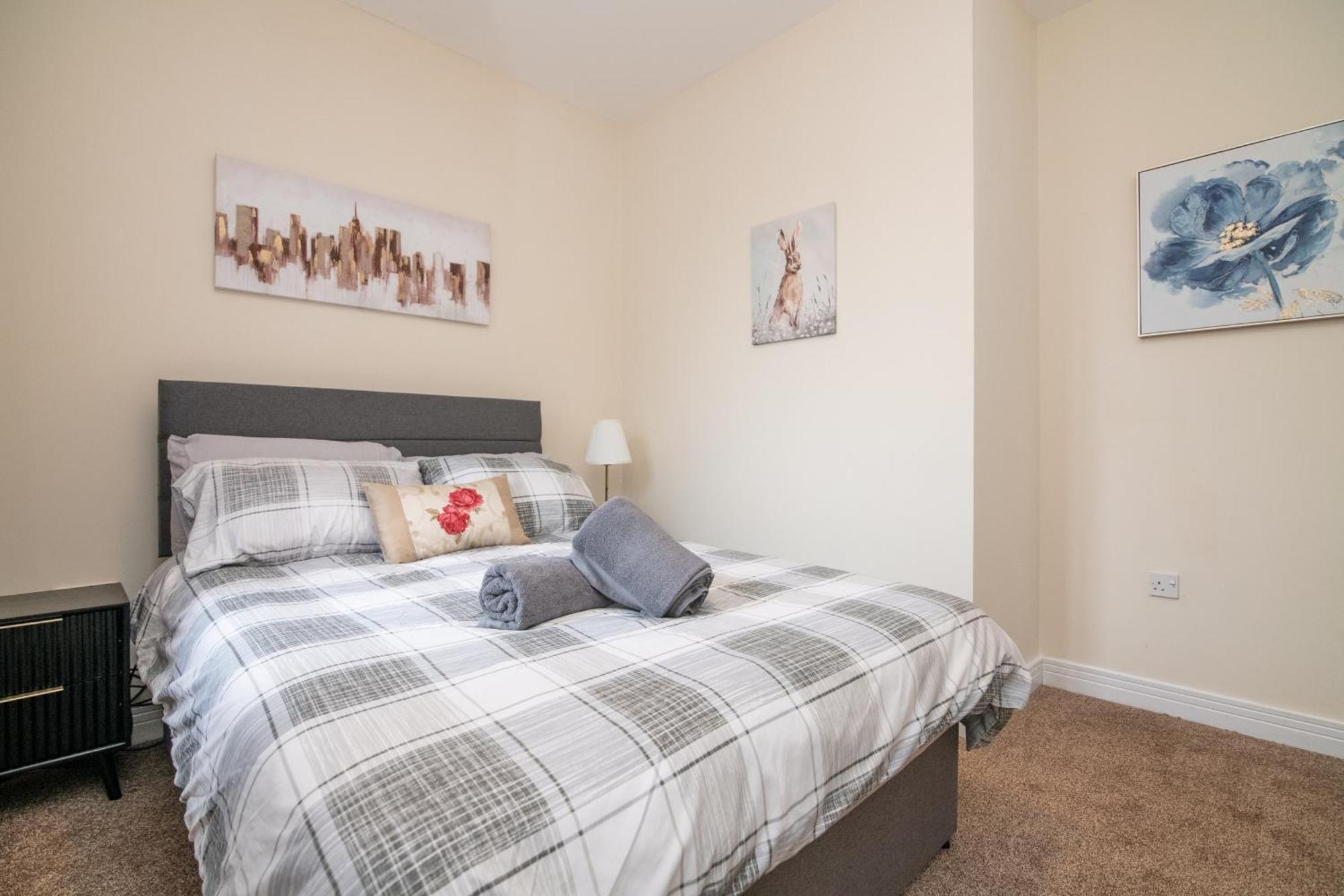 Newly Refurbed 5 Bed House With Free Parking N Dryer