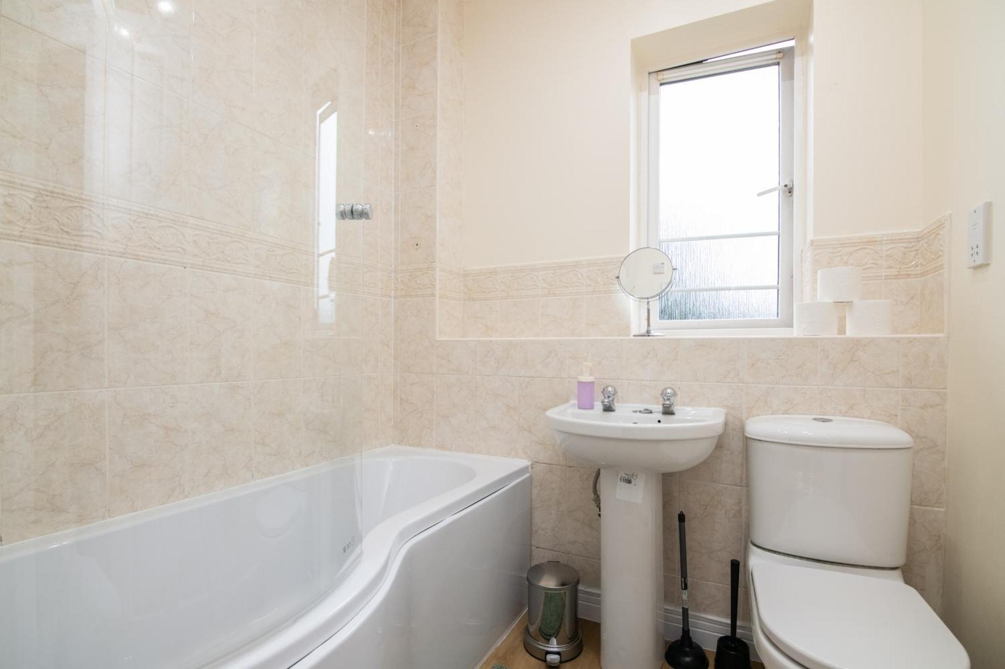 Holiday home Newly Refurbed 5 Bed House With Free Parking N Dryer *