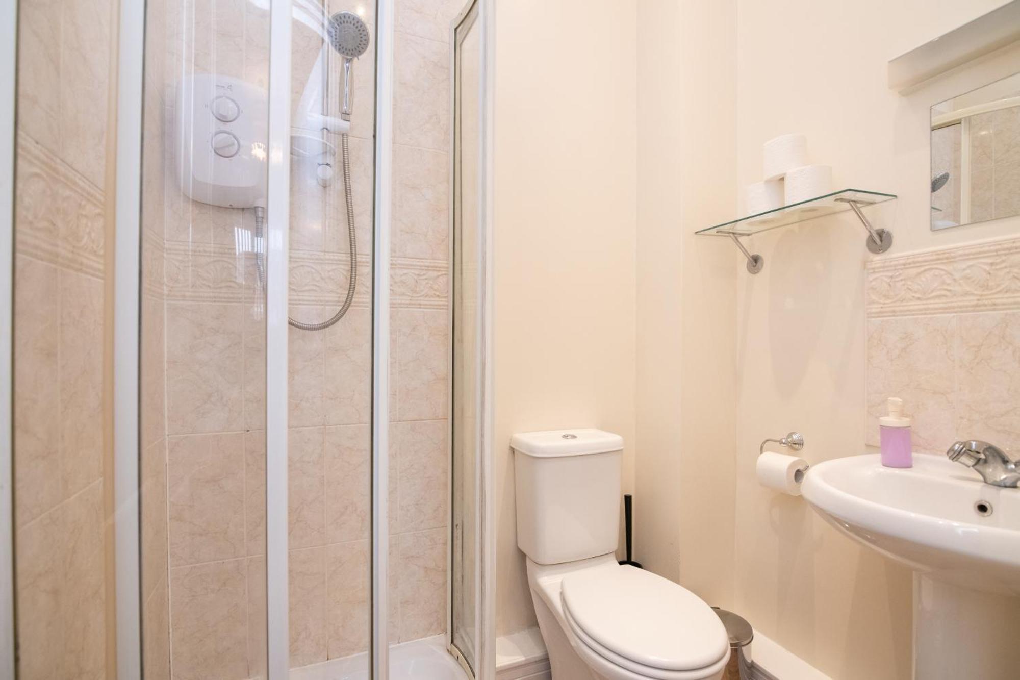 Newly Refurbed 5 Bed House With Free Parking N Dryer Holiday home