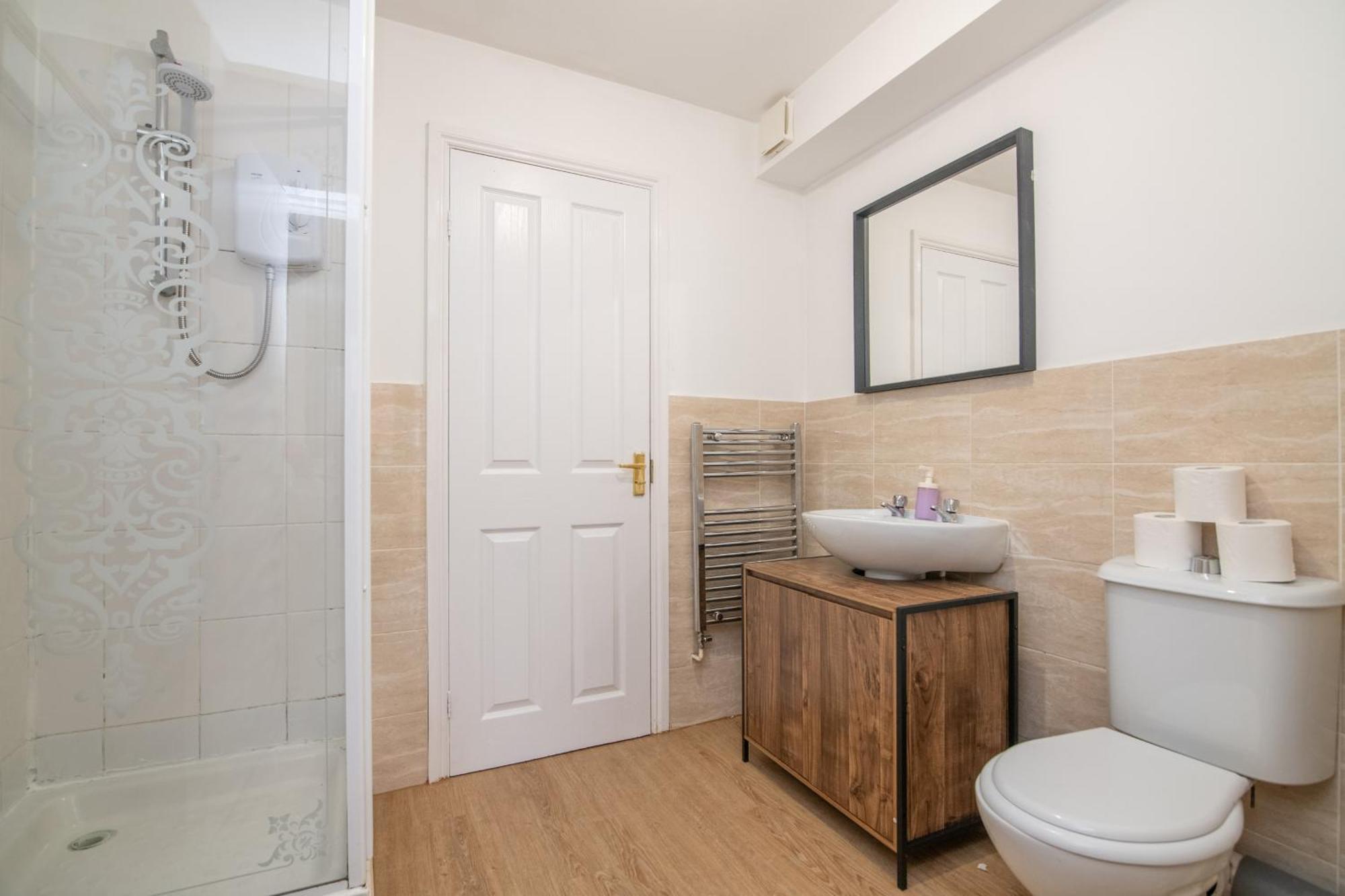 Newly Refurbed 5 Bed House With Free Parking N Dryer Holiday home *